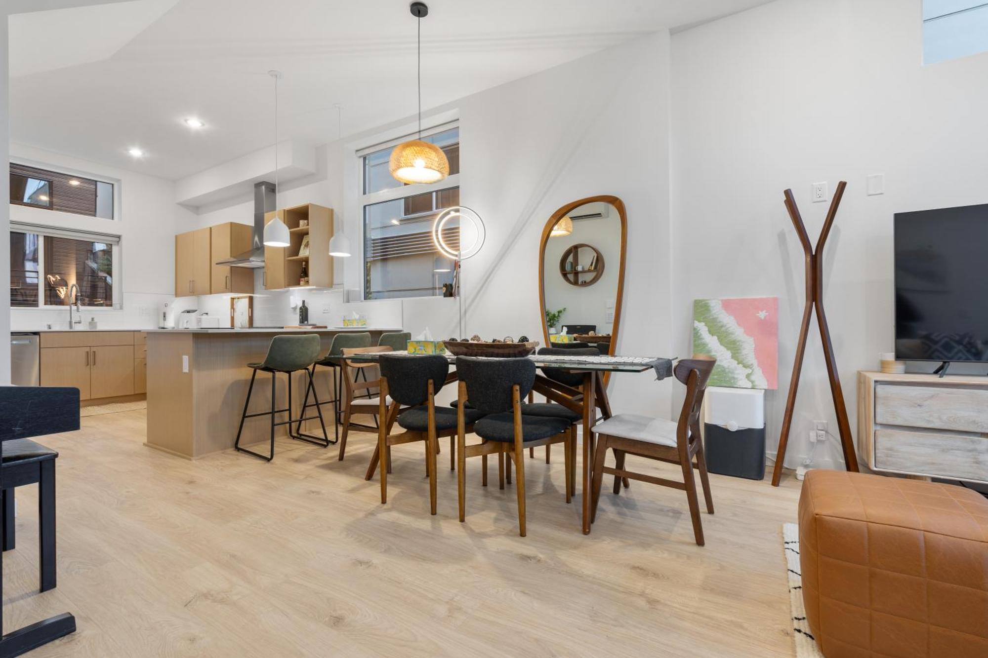 Luxe With Views & Rooftop Apartment *